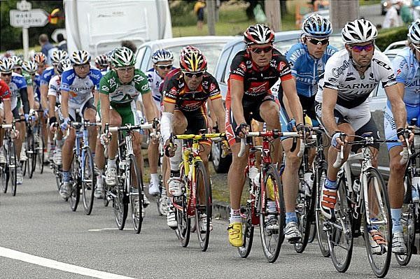 Alejandro Valverde (Caisse d'Epargne) looking not so happy in the bunch, still wrapped up from an earlier crash.