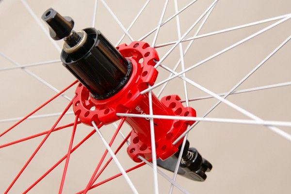 The rear hub uses DT Swiss star ratchet internals and both wheels use straight-pull spokes all around.