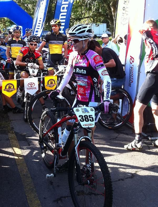 Adriana Rojas (Specialized) at the start