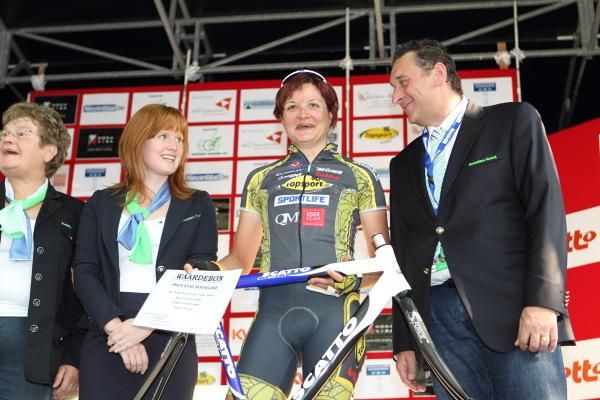 Grace Verbeke (Topsport Vlaanderen 2012) won a frame for her efforts on the bergs