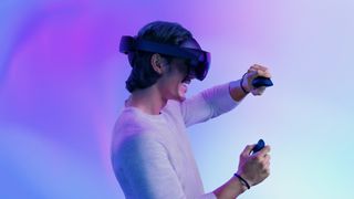 Eine Person spielt ein Spiel, während sie das Meta Quest Pro VR-Headset trägt