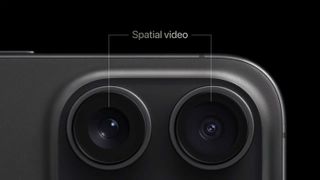 De camera's van de iPhone 15 Pro Max tegen een zwarte achtergrond