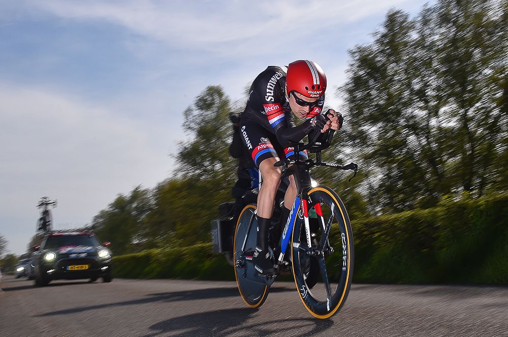 Tom Dumoulin on his way to winning stage 1 of the 2016 Giro d'Italia