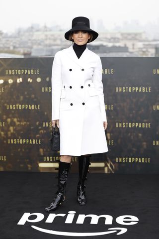 Jennifer Lopez attends the London photocall for "Unstoppable" on November 7, 2024 in London, England wearing a white trench coat and dior lady bag