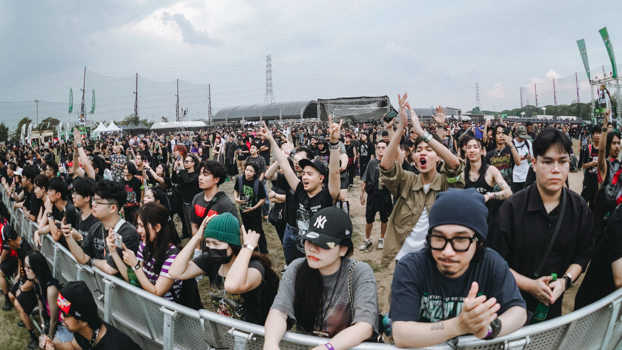 Fans on the barrier at Rock Alarm