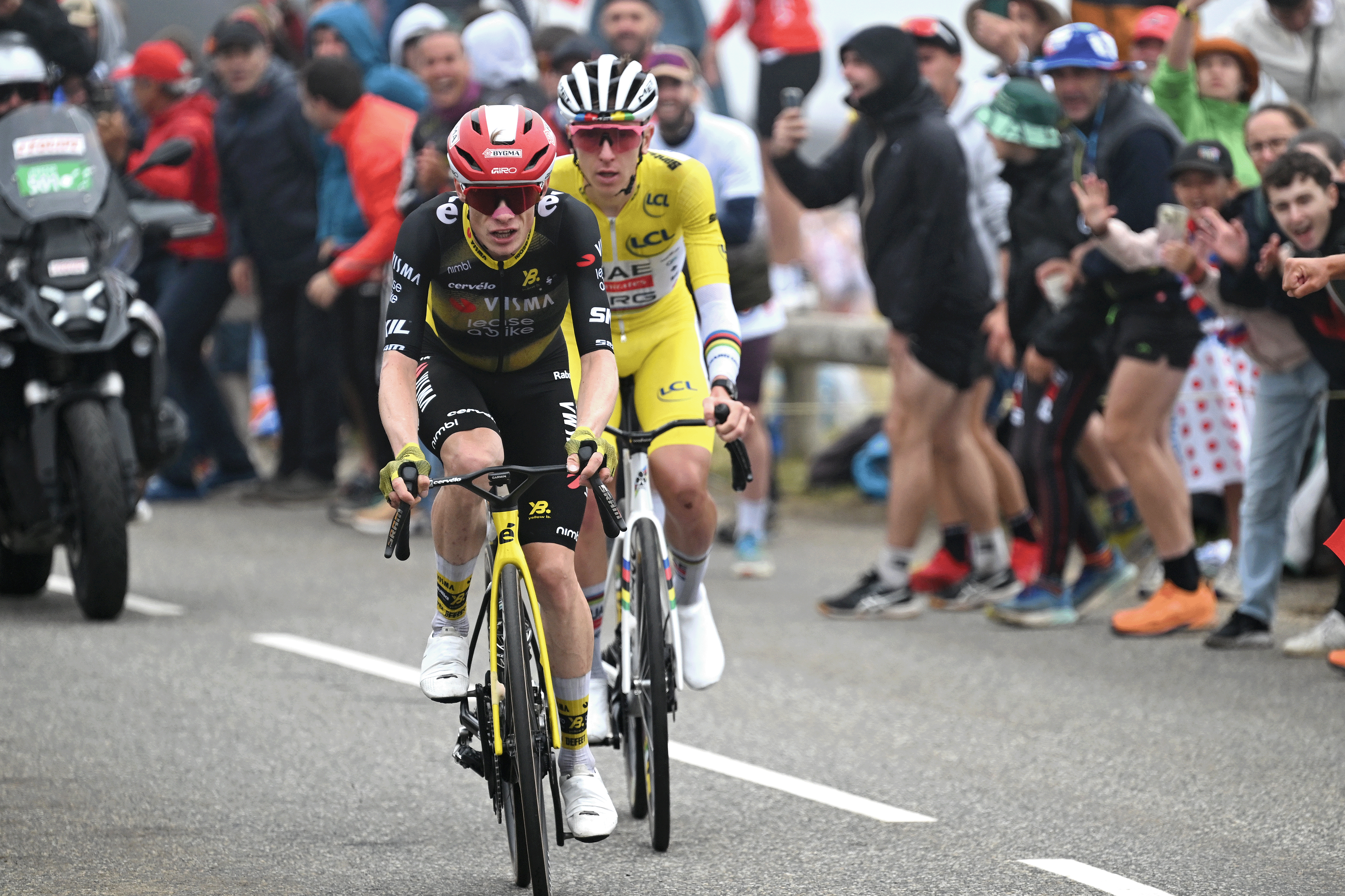 LUCHON-SUPERBAGNERES, FRANCE - JULY 19: (L-R) Jonas Vingegaard of Denmark and Team Visma | Lease a Bike and Tadej Pogacar of Slovenia and UAE Team Emirates - XRG - Yellow Leader Jersey attack during the 112th Tour de France 2025, Stage 14 a 182.6km stage from Pau to Luchon-Superbagneres 1794m / #UCIWT / on July 19, 2025 in Luchon-Superbagneres, France. (Photo by Tim de Waele/Getty Images)