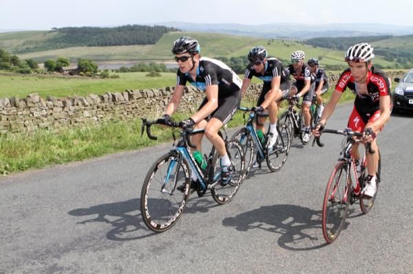 Geraint Thomas (Sky) and Simon Richardson (Sigma Specialised) lead the break.