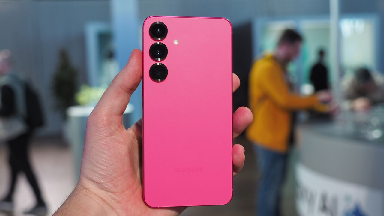 Samsung Galaxy S25 review &ndash;&nbsp;in Coral Red