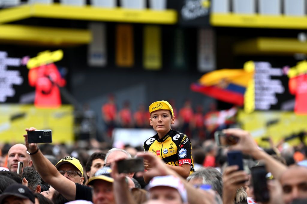 BILBAO SPAIN JULY 01 A fan prior to the stage one of the 110th Tour de France 2023 a 182km stage from Bilbao to Bilbao UCIWT on July 01 2023 in Bilbao Spain Photo by Tim de WaeleGetty Images
