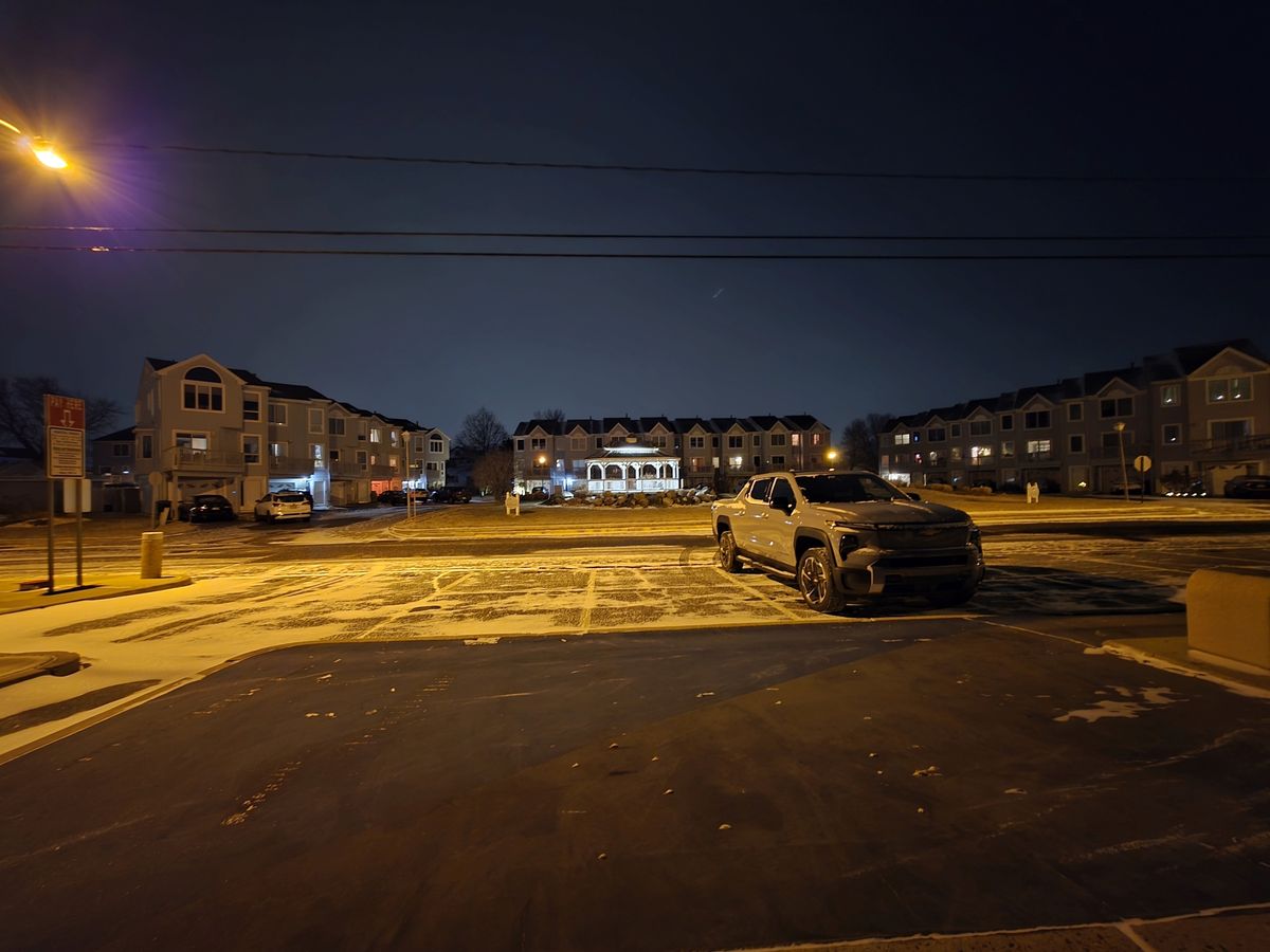 Samsung Galaxy S25 Ultra low light.