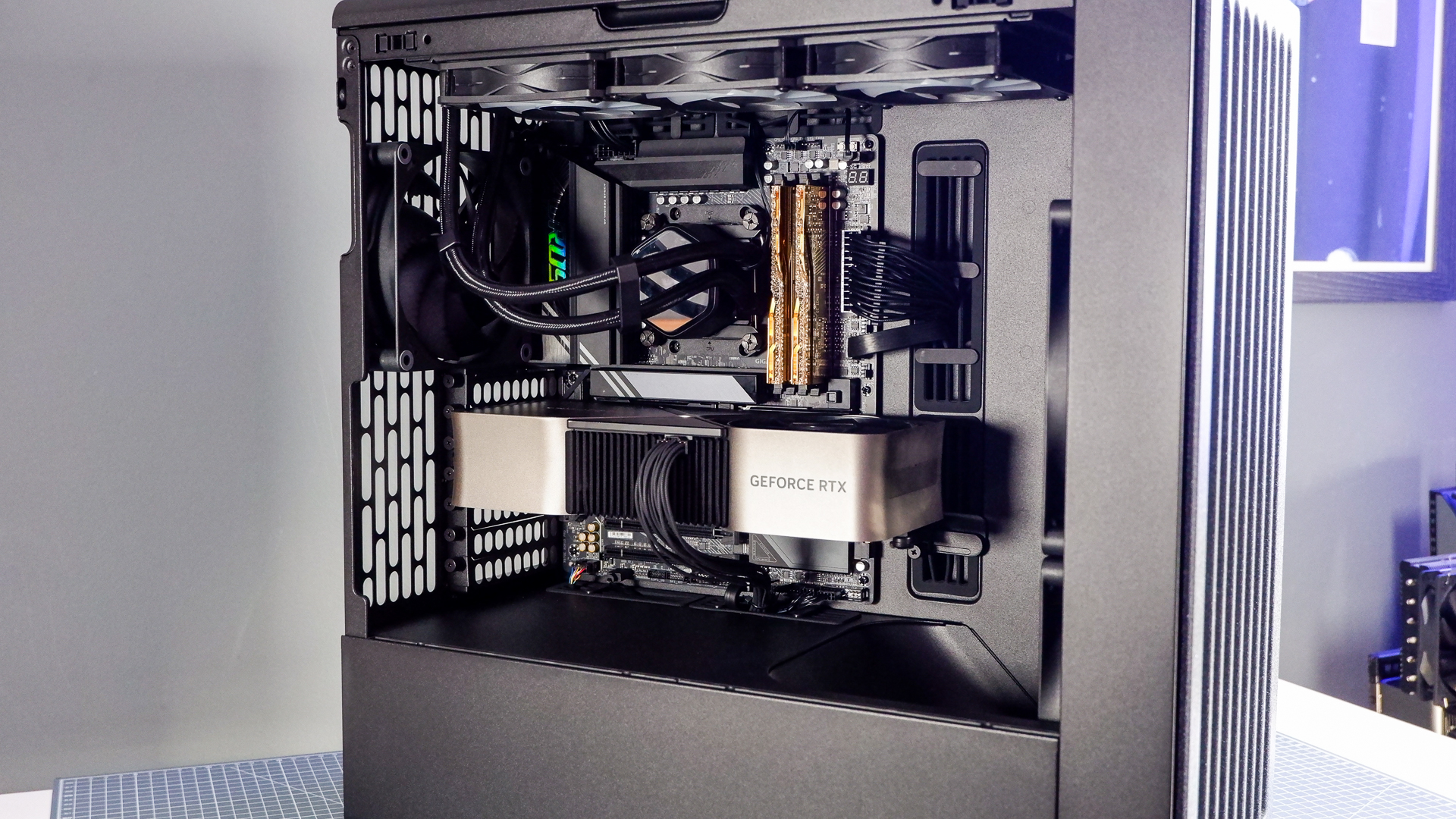 The Havn BF 360 PC case in both black and white with panels removed. 