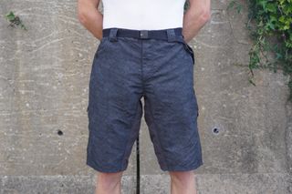 Male cyclist wearing the Endura Hummvee Short with Liner