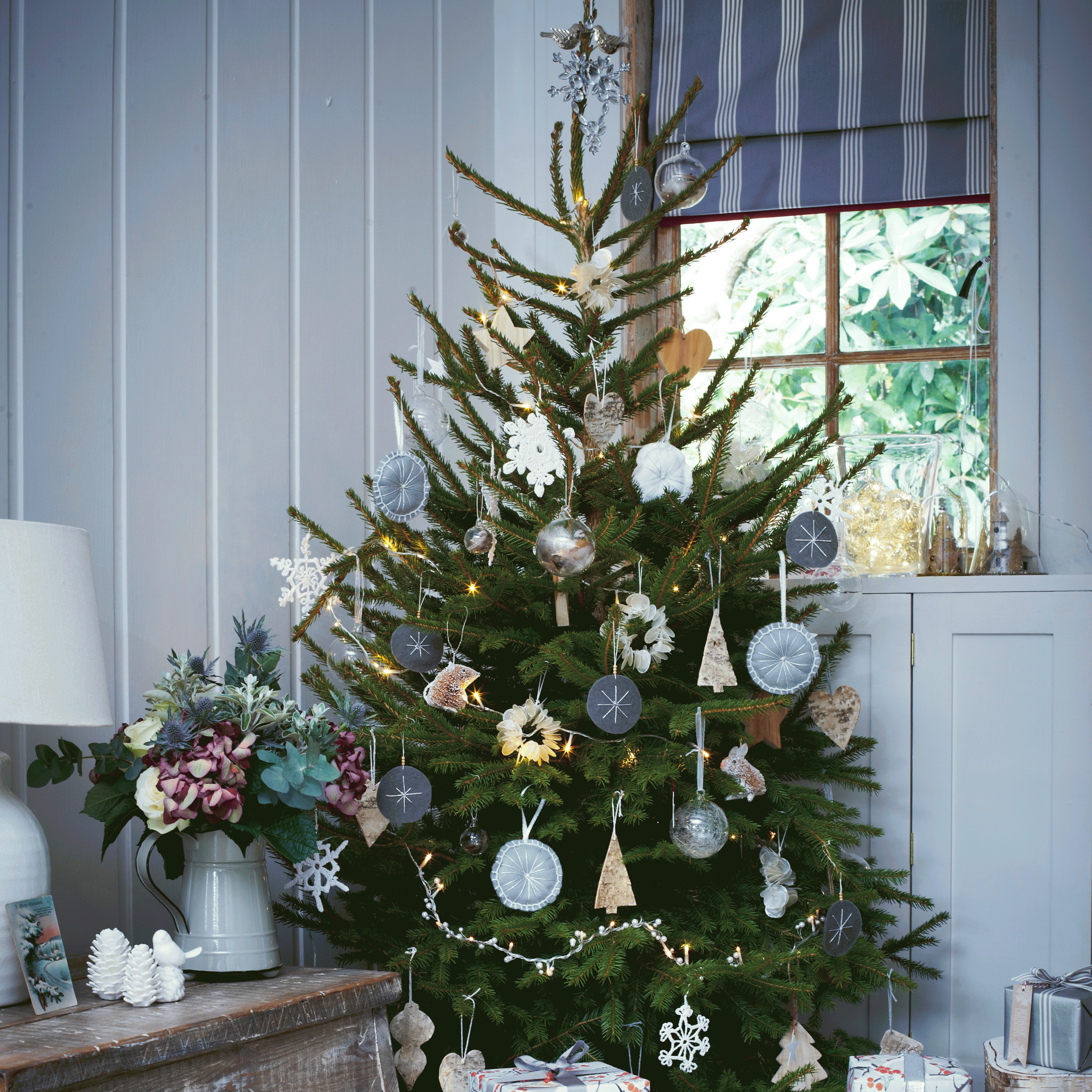 room with white wall and christmas tree