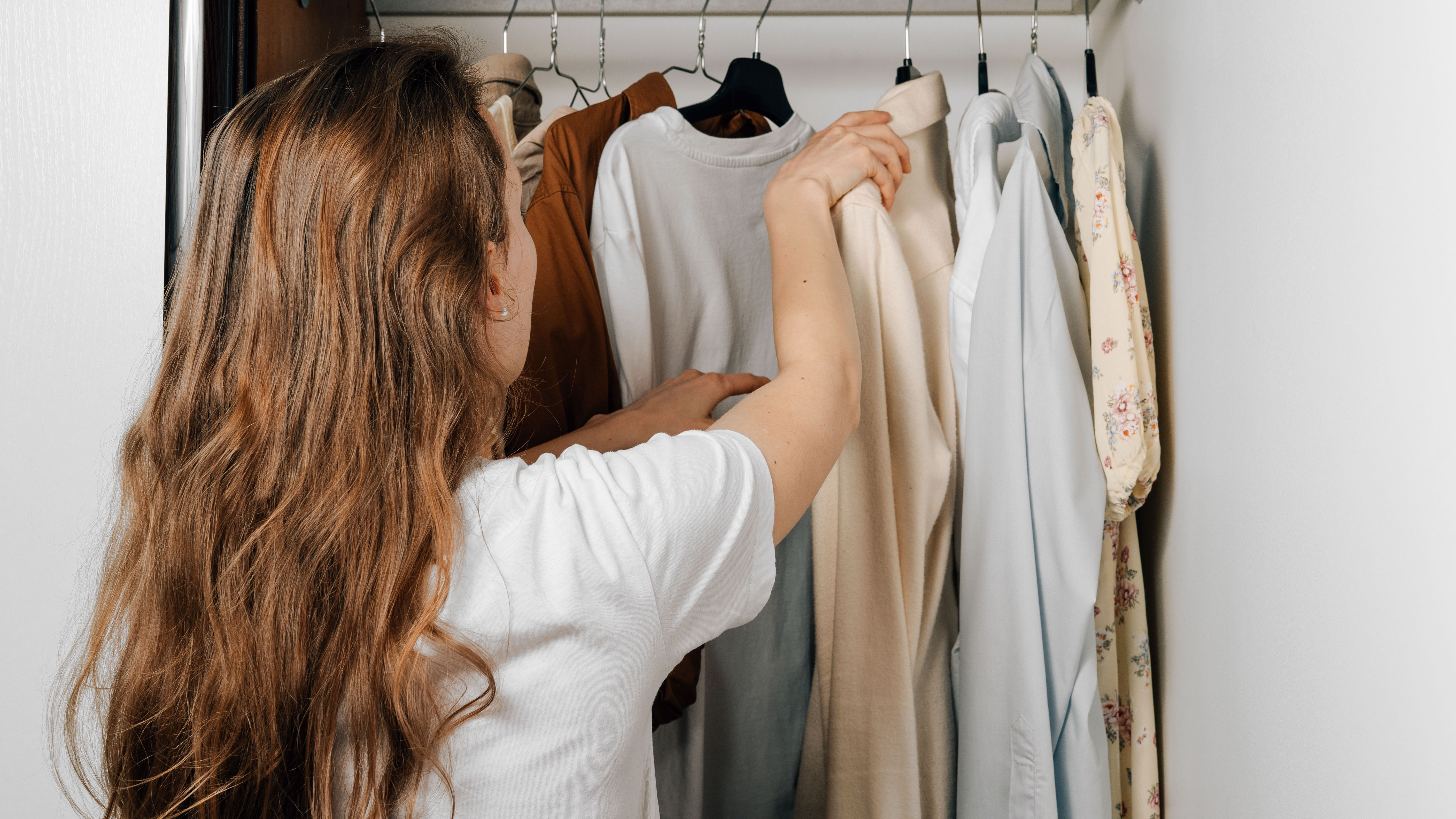 Mujer mirando un vestidor