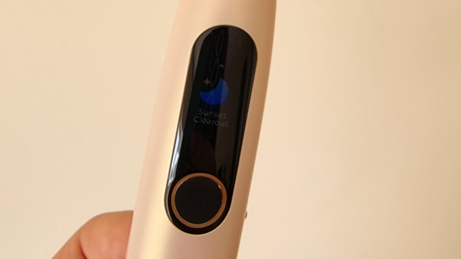 Touchscreen display in the Oclean X Pro Digital S electric toothbrush, view in the sunlight