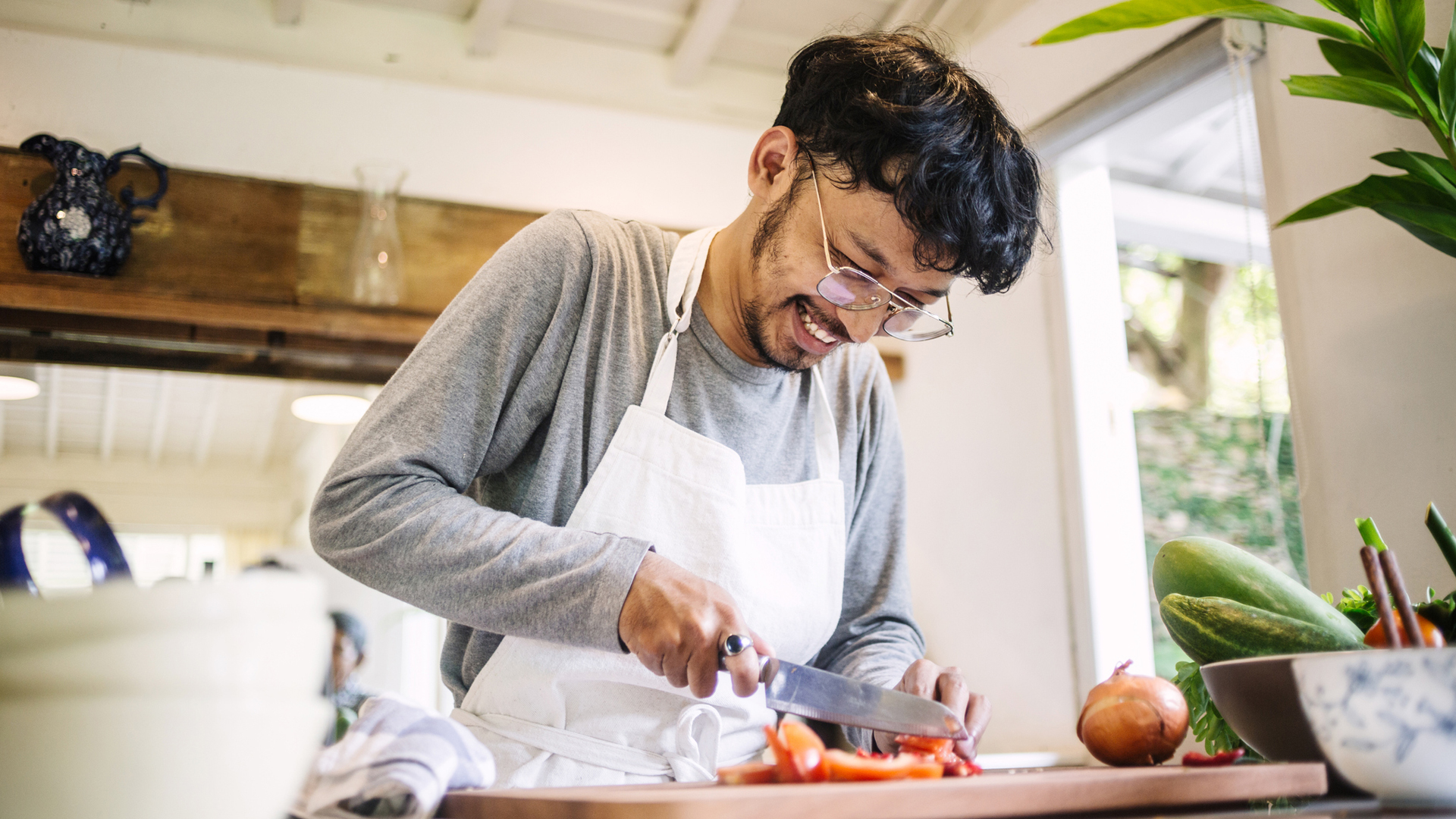 joven cocinando una cena saludable