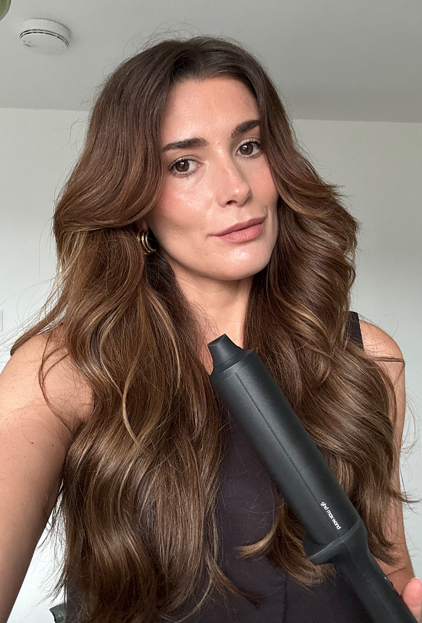 Eleanor holding the GHD Chronos Curve Max curling wand