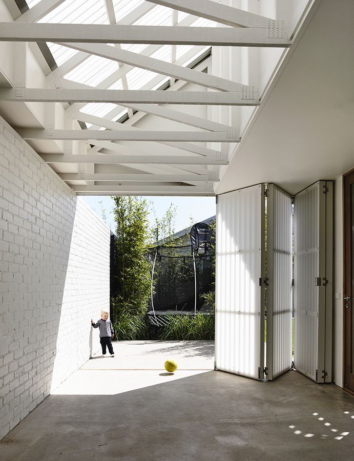 sculptural roof defines the upper level. Its angle creates a double-height space