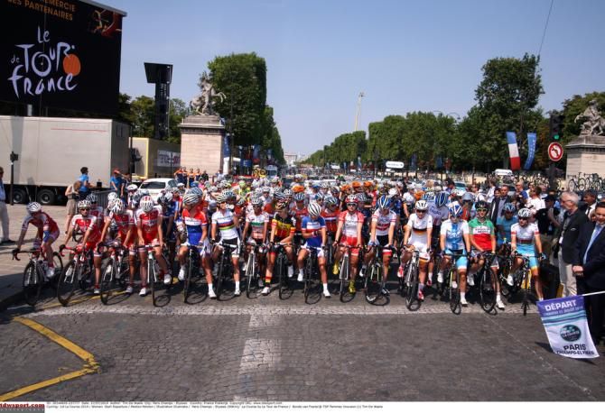 The women's peloton about to start La Course