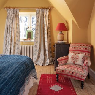 Cottage bedroom ideas - Ikat prints in bedroom in cottage bedroom style
