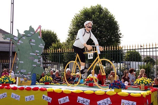 A colourful float at the start in Tarbes.