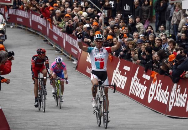 Philippe Gilbert (Omega Pharma-Lotto) triumphs in the Piazza del Campo.