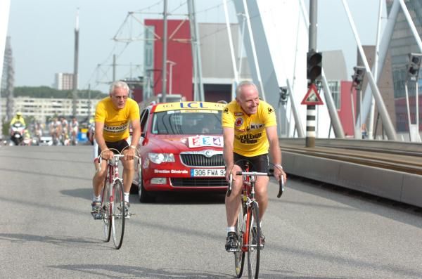 Dutch Tour winners Jan Janssen (1968) and Joop Zoetemelk (1980) led off the presentation on the Erasmus bridge