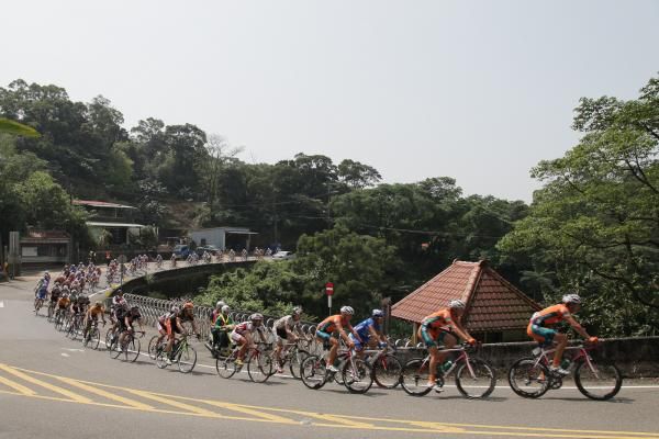 The peloton passes through scenic parts of Taiwan on stage 6
