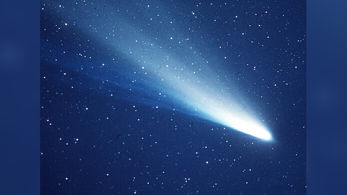 Close-upbeeld van heldere komeet met indrukwekkende staart.