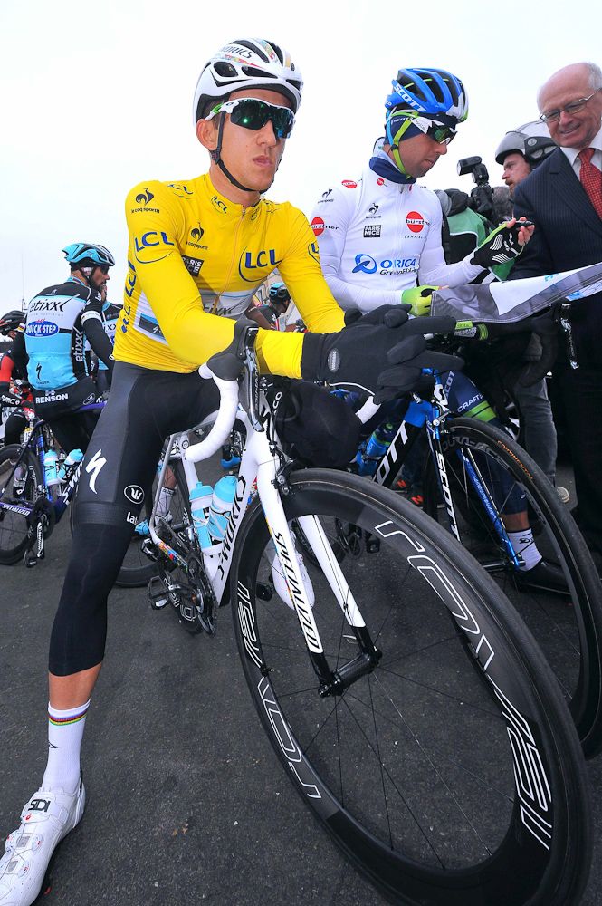 Kwiatkowski on yellow at the start.
