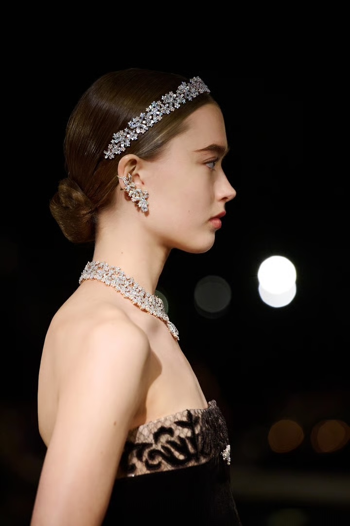 Model wearing a Diorexquis headband