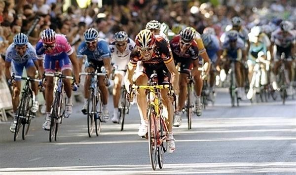 Alejandro Valverde (Caisse d'Epargne) sprints away from the others.