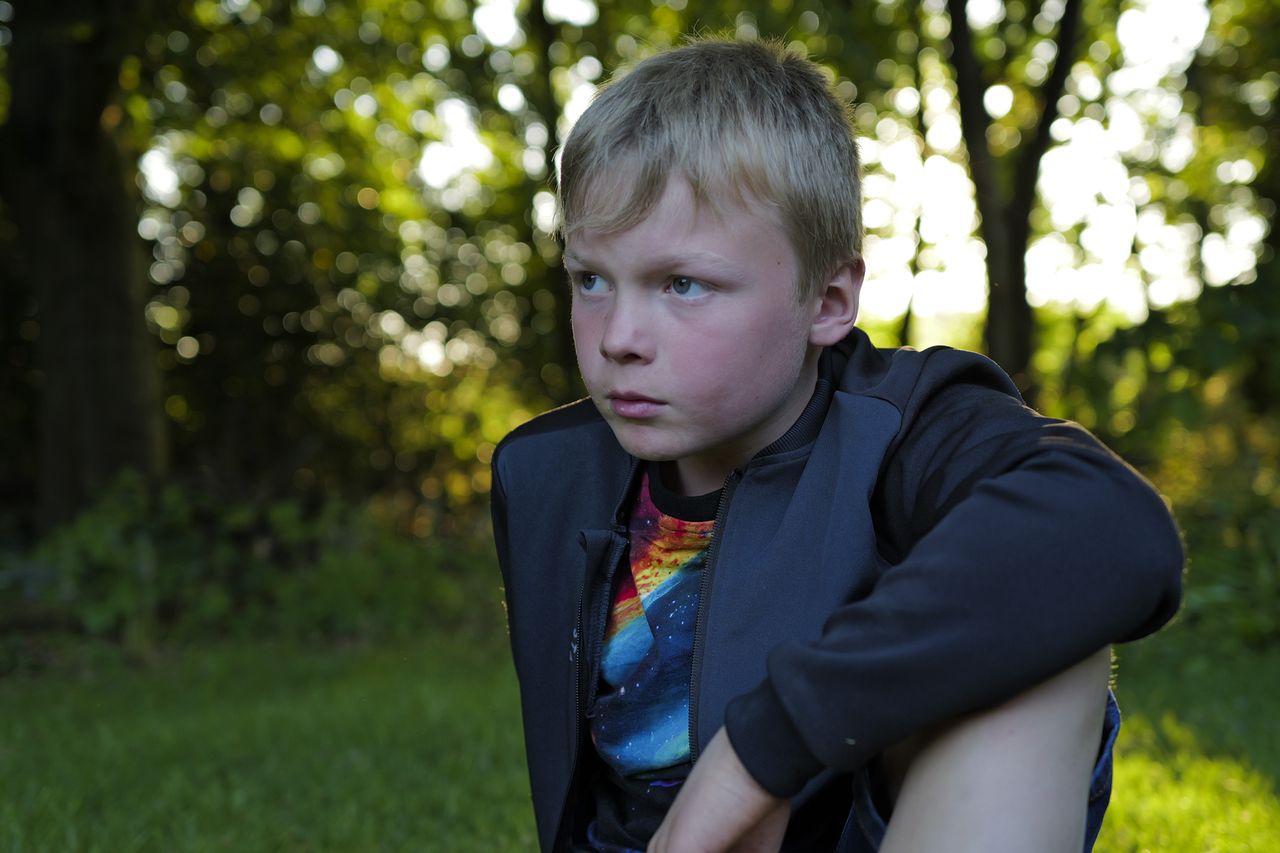 Shallow depth of field Leica Q3 portrait in a garden at sunset