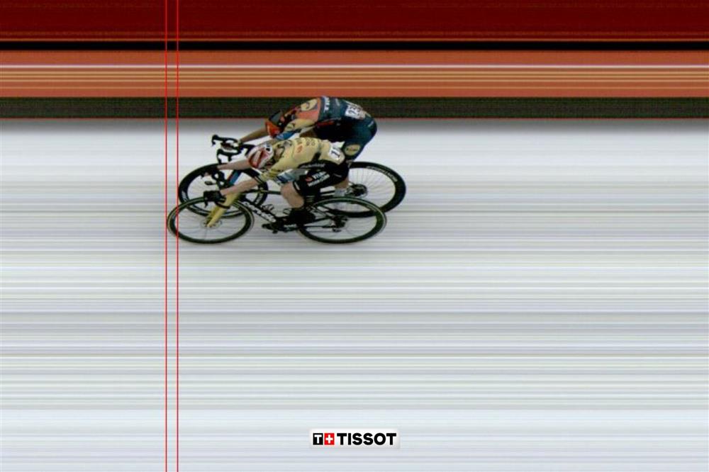 Photo finish showing Jonas Vingegaard beating Giulio Ciccone on stage 2 of the Vuelta a Espana 2025.