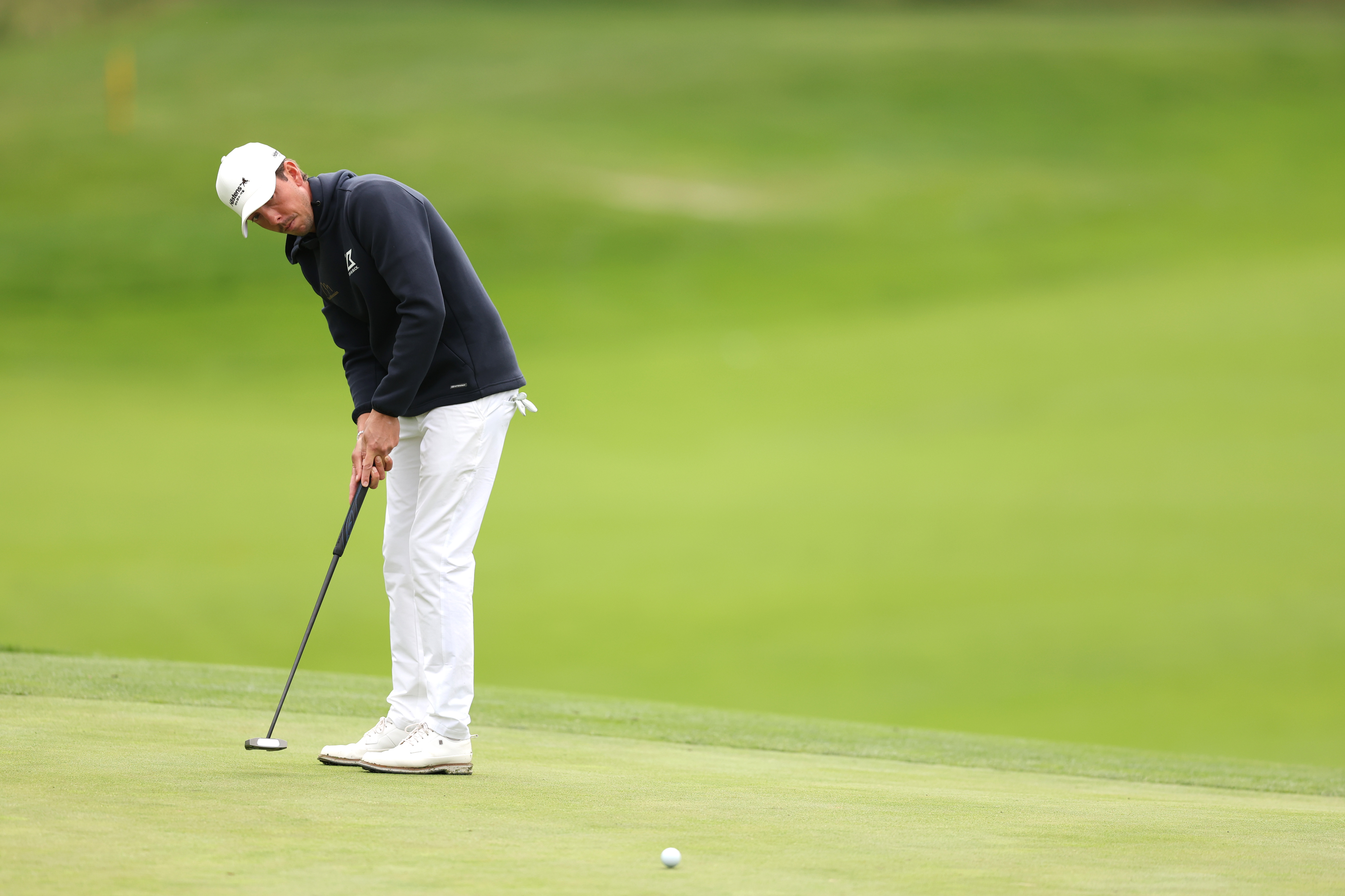 Bjorn Hellgren hits a putt