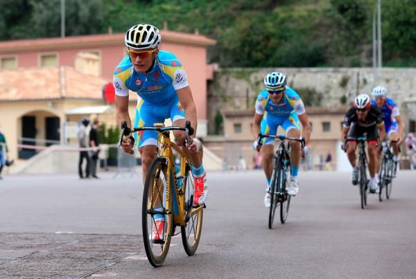 Vinokourov attacks during the 50-lap race