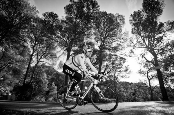 Bradley Wiggins takes advantage of the bright sunshine