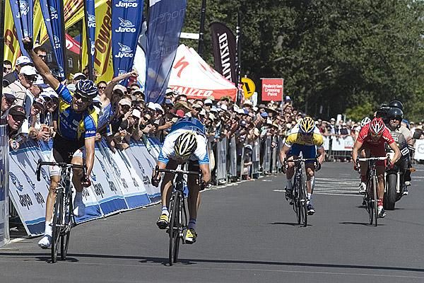 Baden Cooke (left) of Skilled/Lowe Farms edges out Greg Henderson (Mazda) to win the final stage in Williamstown.