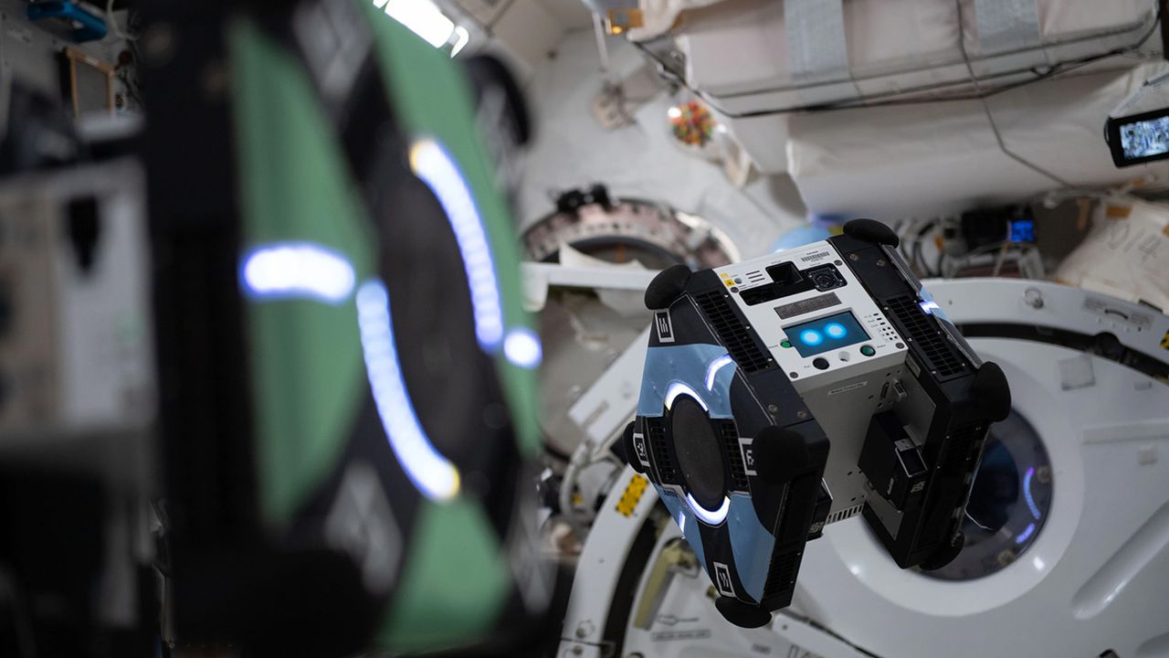 AI helps pilot free-flying robot around the International Space Station for 1st time ever