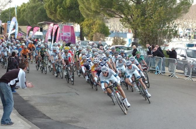 Argos-Shimano and Lotto Belisol try to control the lead-in to the sprint