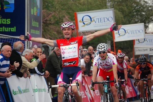 Angel Vicioso Arcos (Andalucia - Cajasur) wins stage two from a 20-rider group.