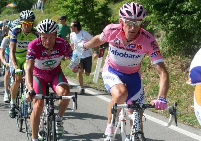 Denis Menchov shares a drink with Danilo Di luca