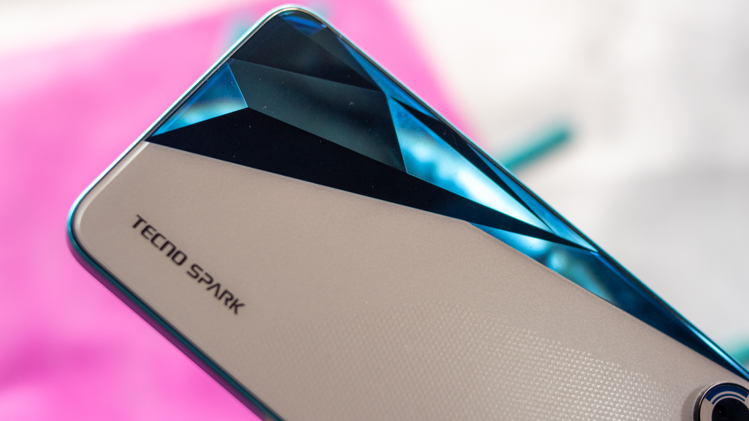 Tecno Spark 9 Pro kristal mavi üçgenli arka panel