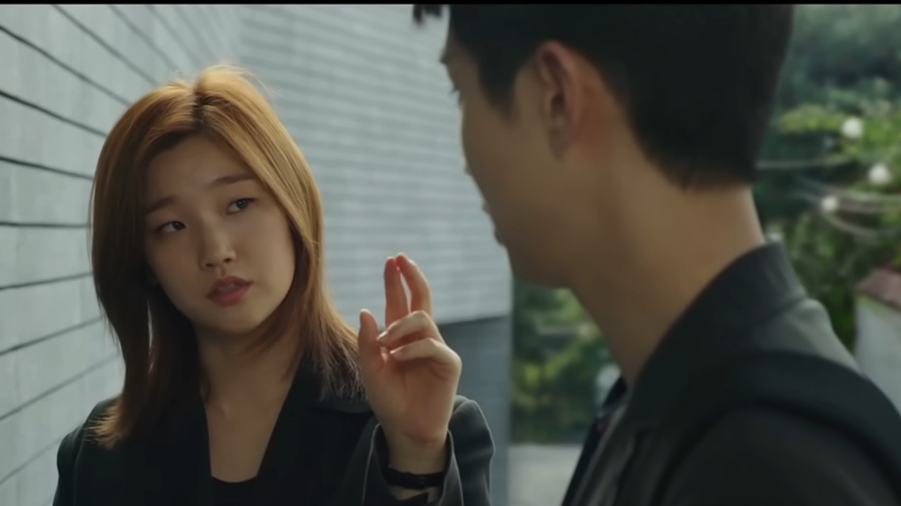 Park So-dam talking to Choi Woo-shik in Parasite