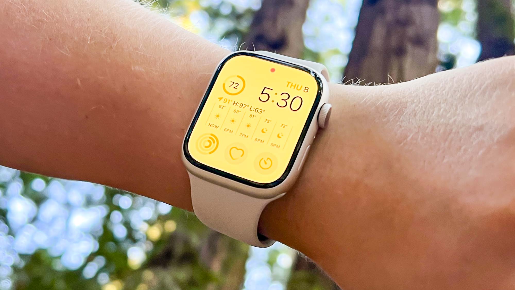 Apple Watch Series 8 am Handgelenk abgebildet