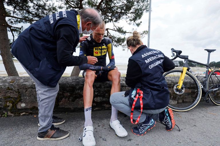 Robert Gesink crashes out of the Tour de France 2021