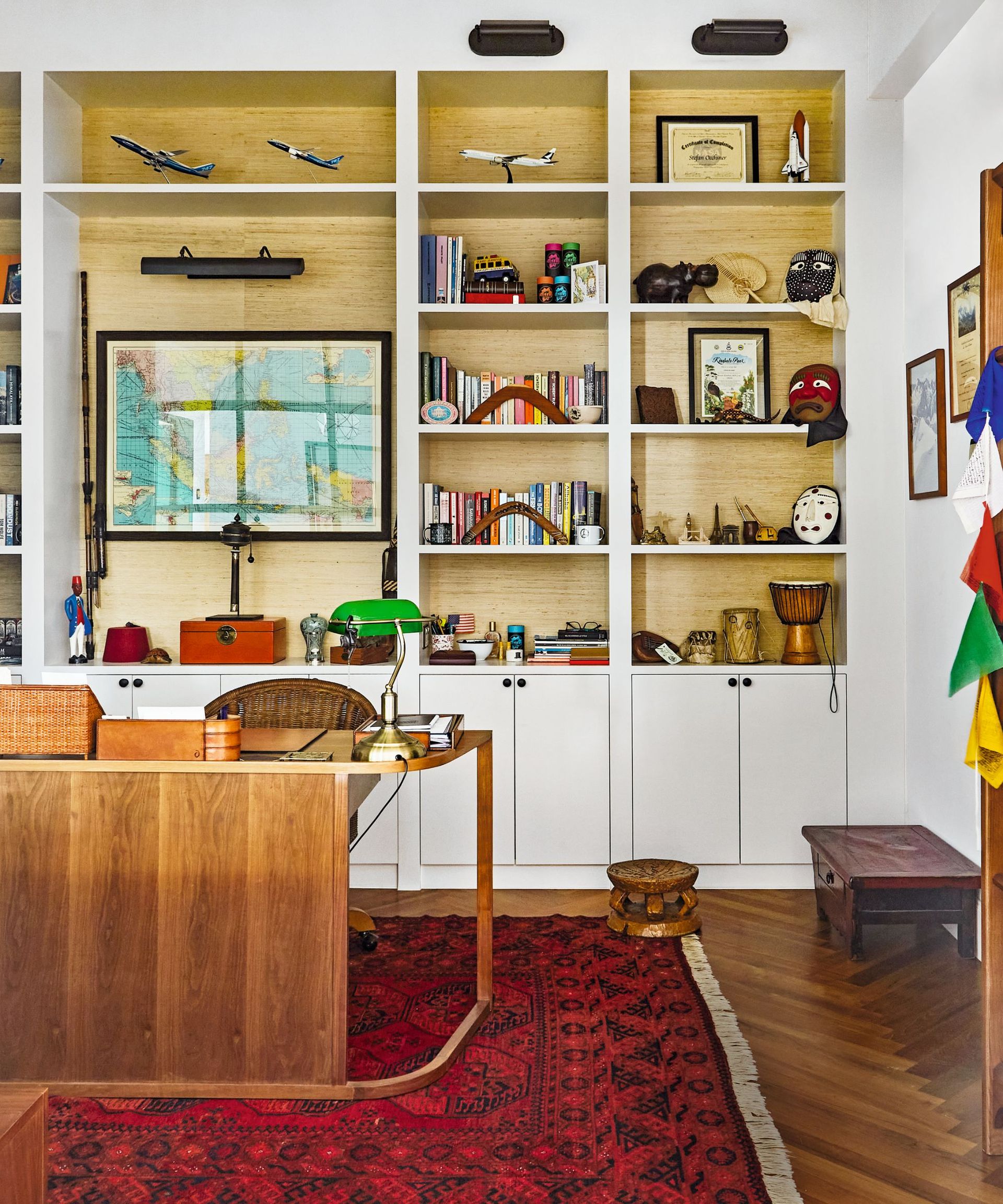 Gold shelf back, wooden desk, red carpet