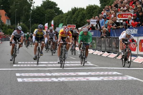 The sprint from the bunch went to Breschel.