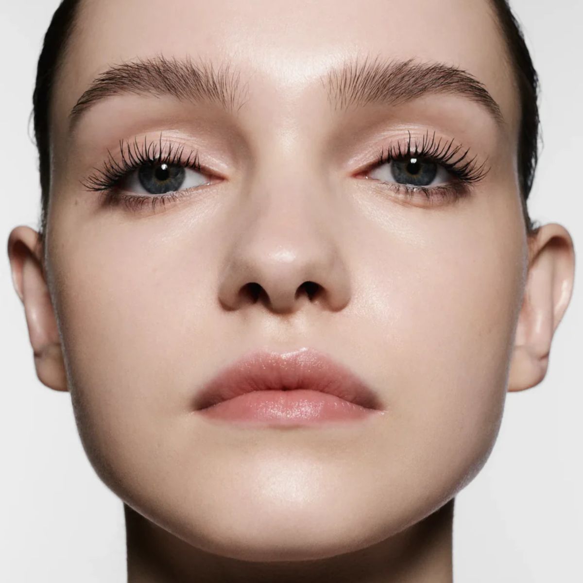model wearing Victoria Beckham Beauty mascara