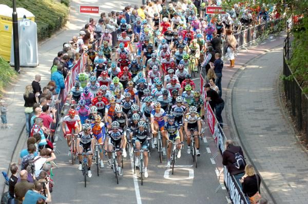 The peloton allowed a group of four to gain 12 minutes